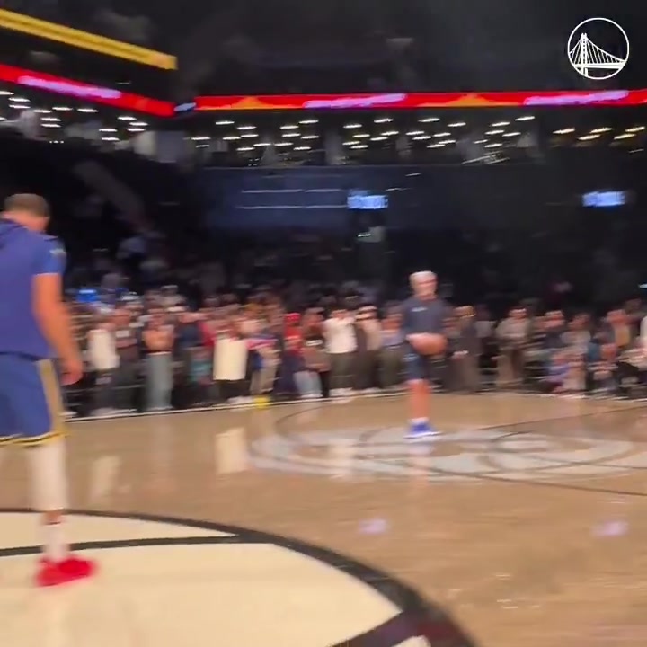 ??库里赛前中圈三分命中 往前走也愈发准