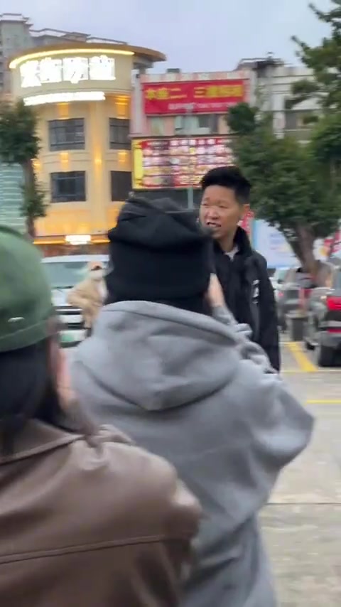 ??黄牛推荐黄思静优惠买票 后者:你问问旁边的人我是谁